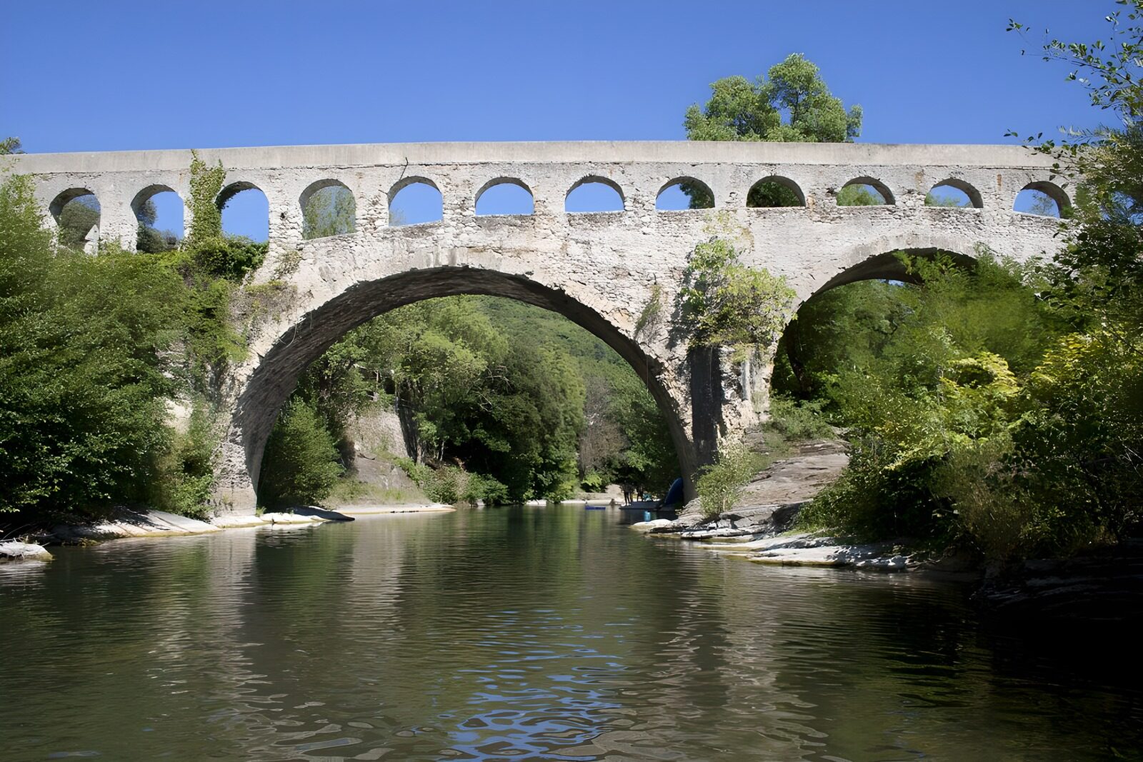 TPFR10100: Pont ancien sur la rivière