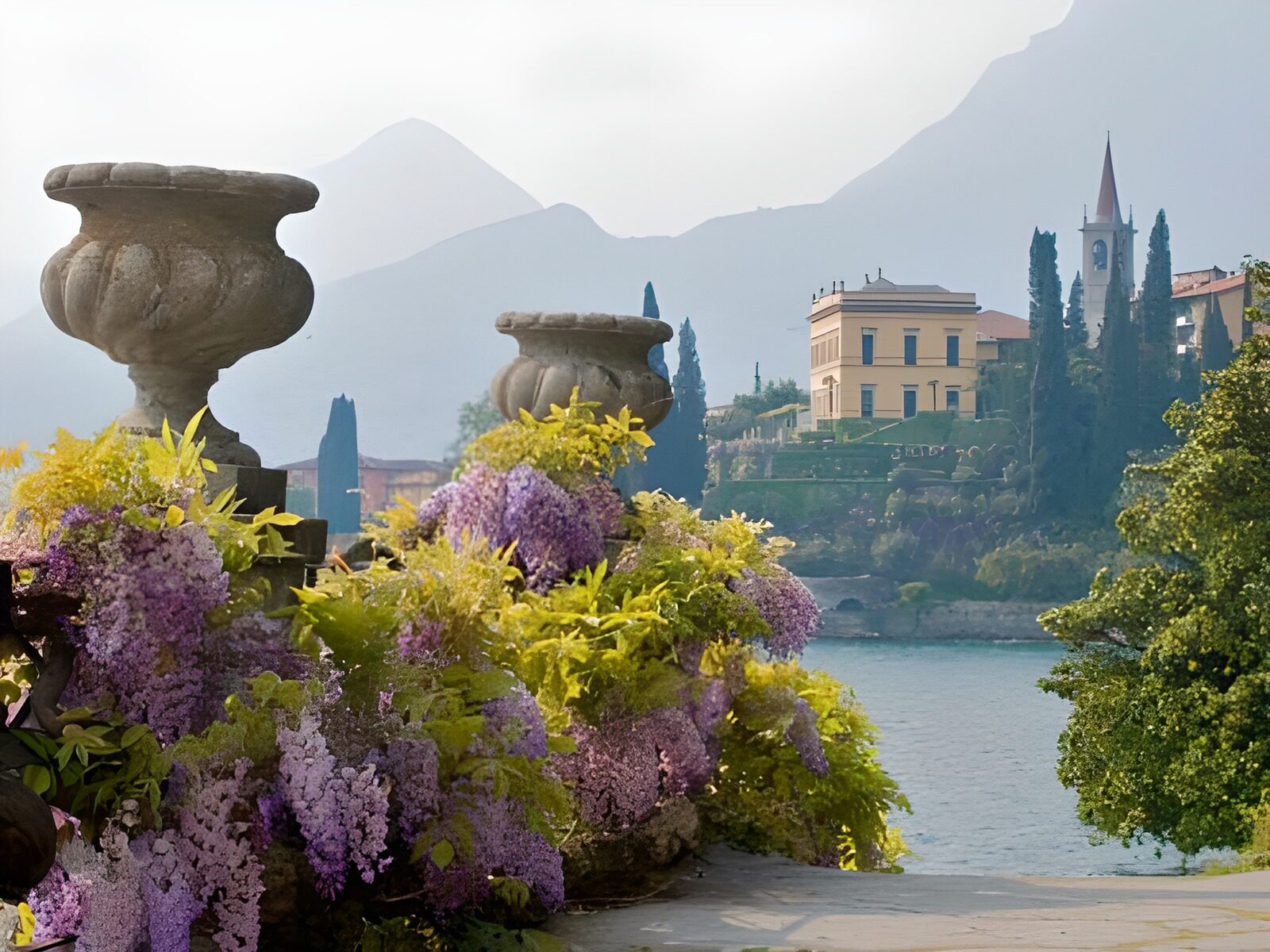 TPFR99428: Panorama italien avec deux grands vases chargés de glycine mauve