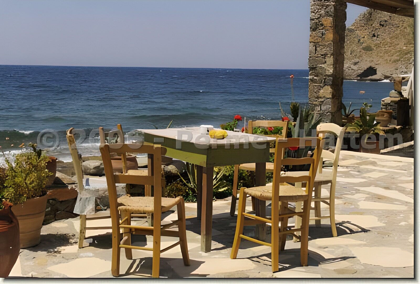 TPFR12724: Panorama maritime italien avec vieille table et chaises