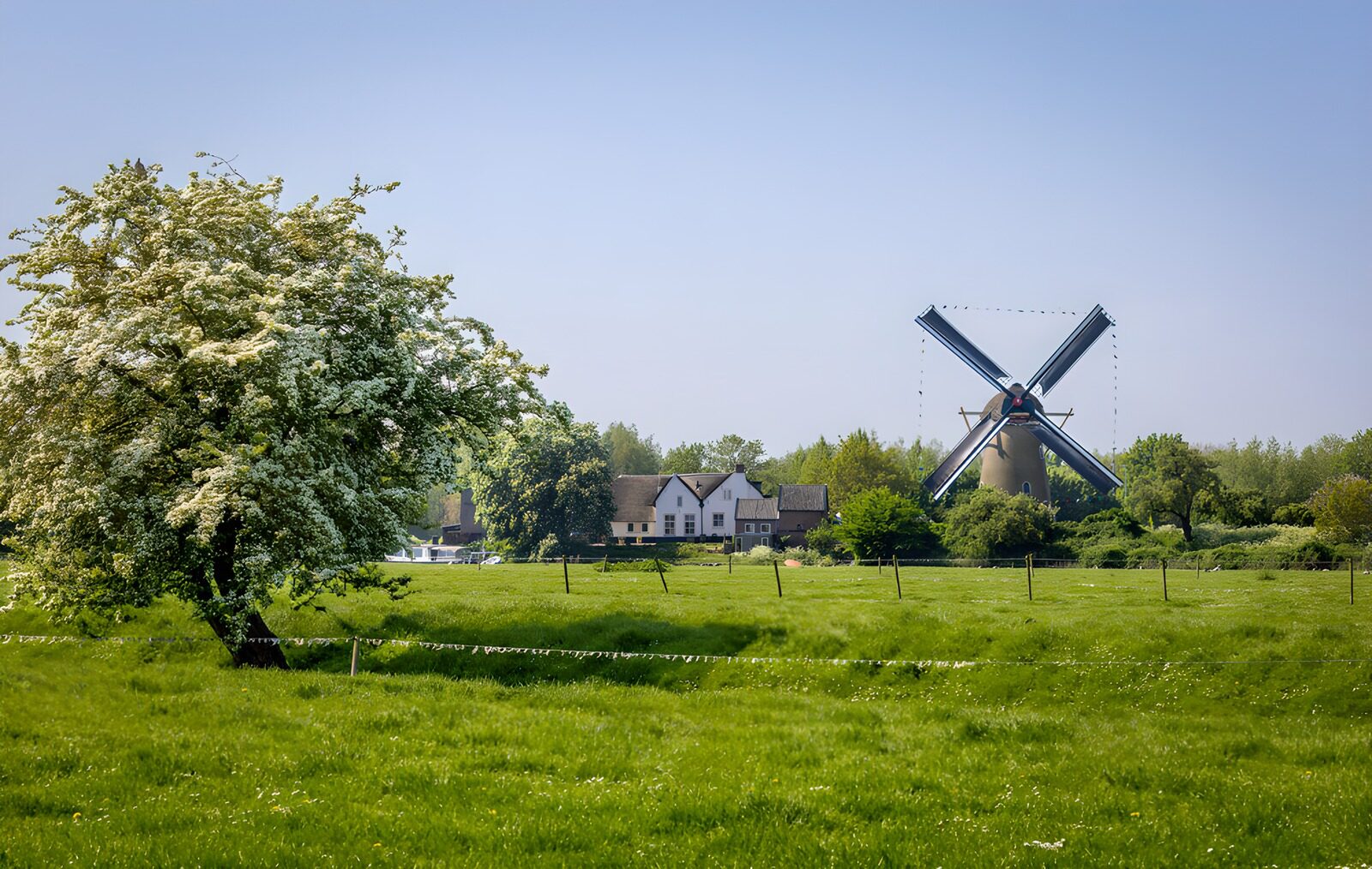 TPFR72989: Moulin dans le paysage verdoyant