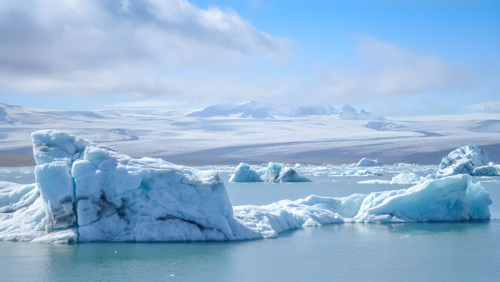 TPFR49692: Glace majestueuse dans un lac islandais