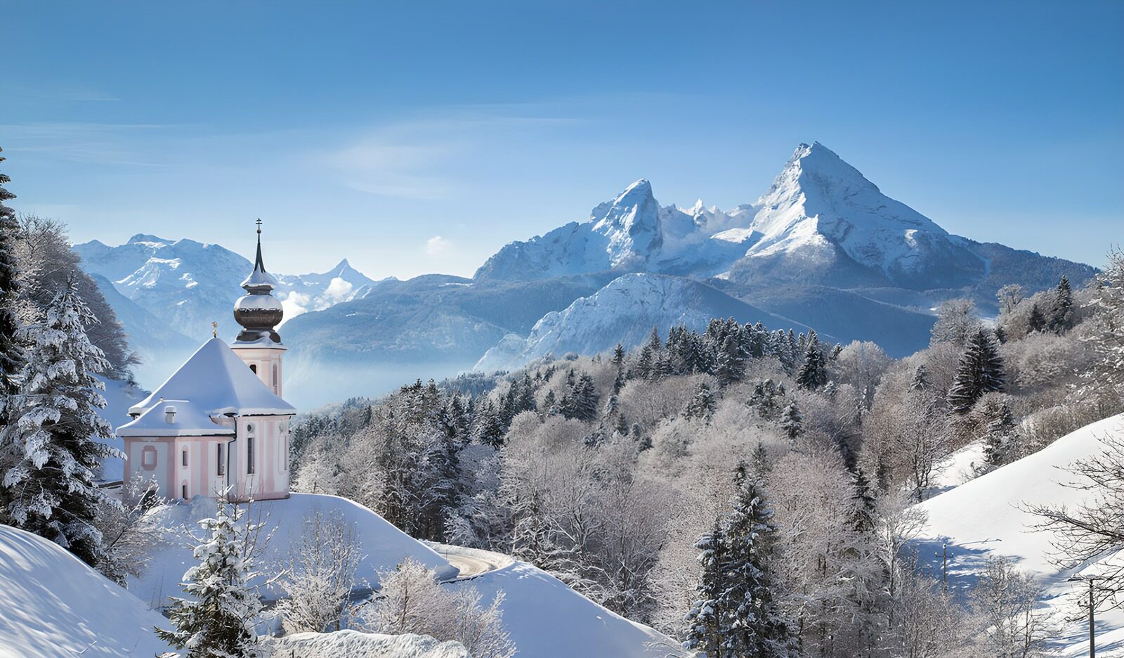 TPFR57660: Église pittoresque dans les montagnes enneigées