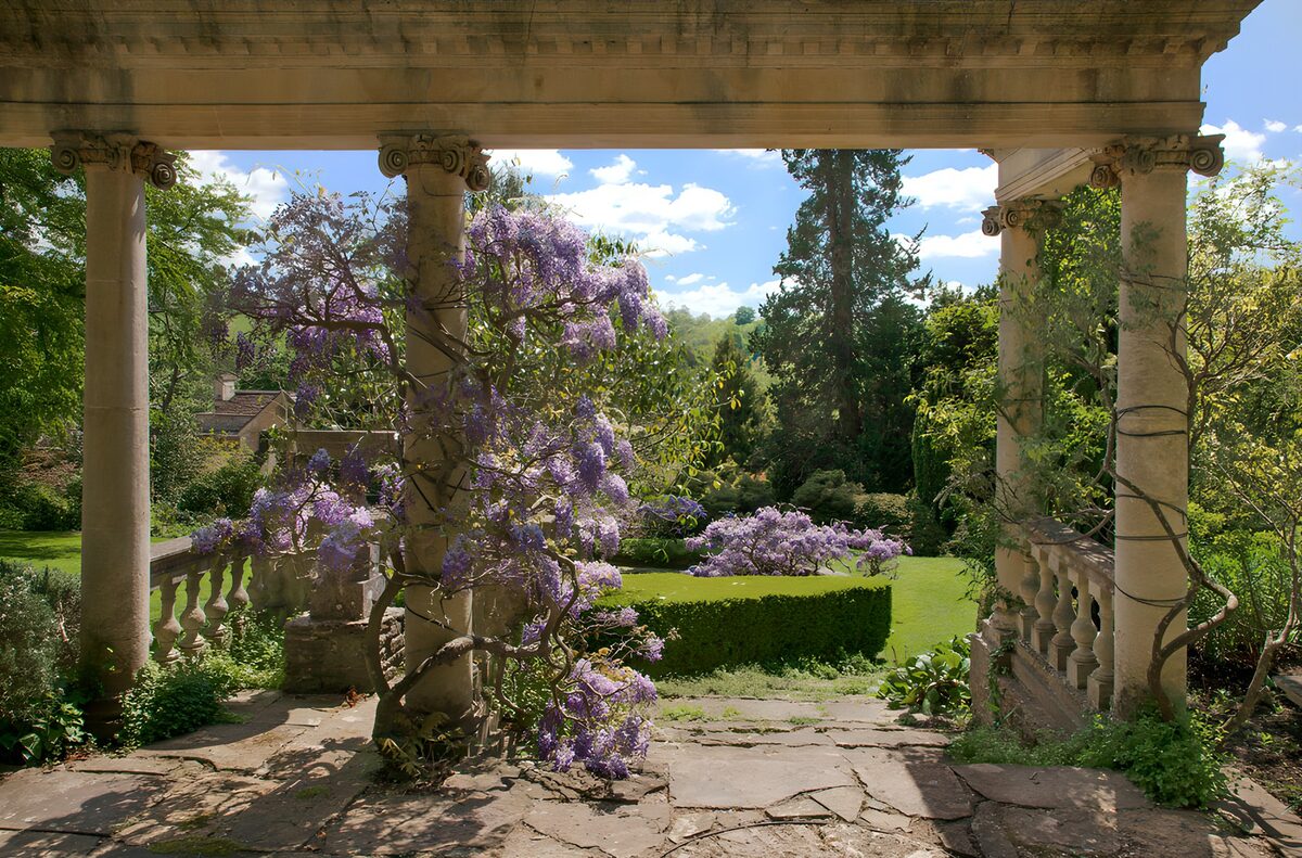 TPFR15079: Jardin paisible sous les colonnes
