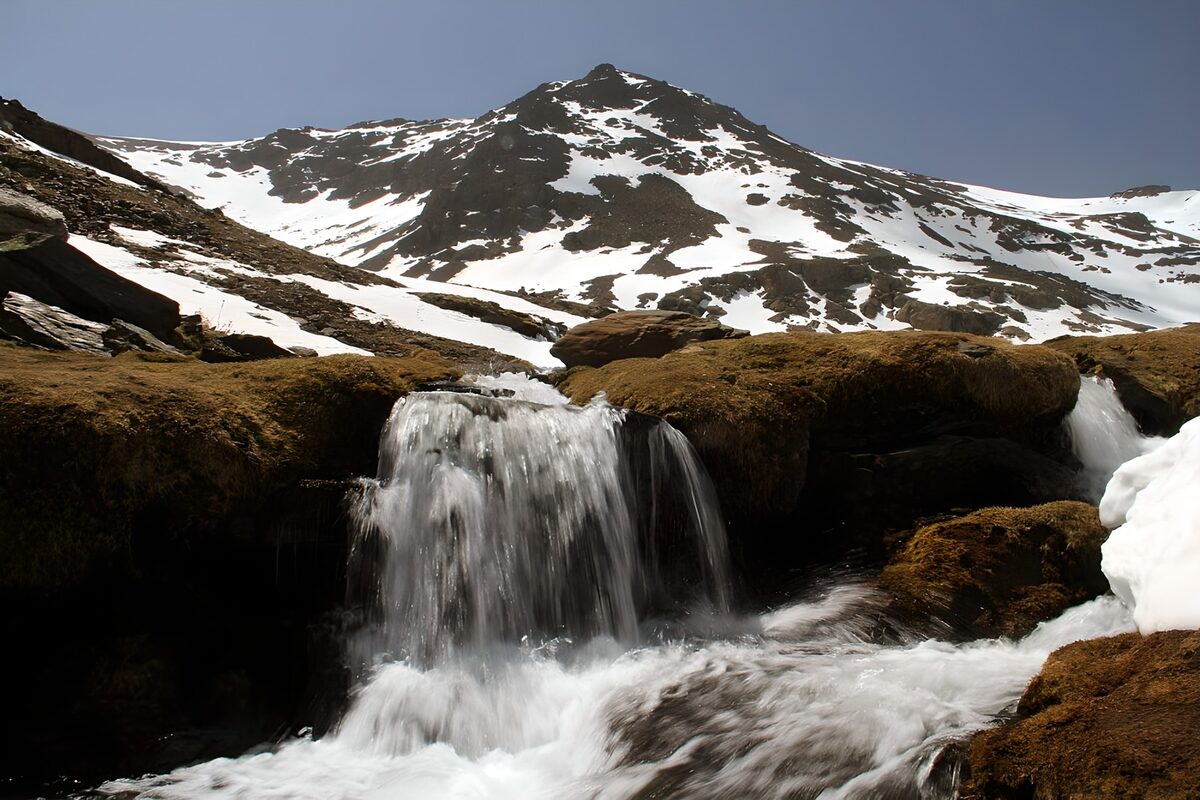 TPFR79200: Cascade de montagne avec neige