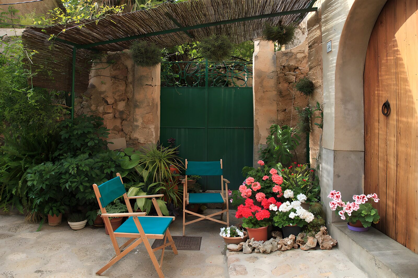 TPFR95726: Jardin paisible avec chaises confortables