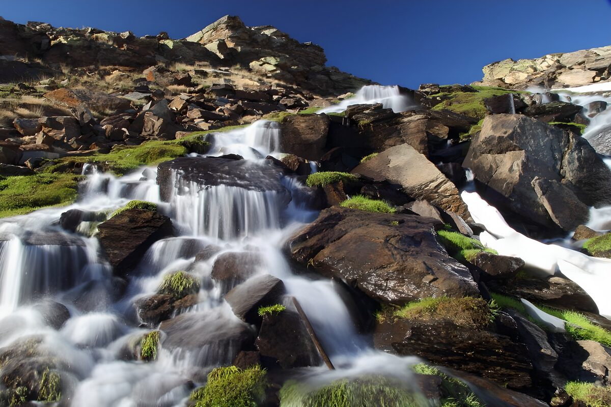 TPFR50253: Cascade lumineuse sur les rochers