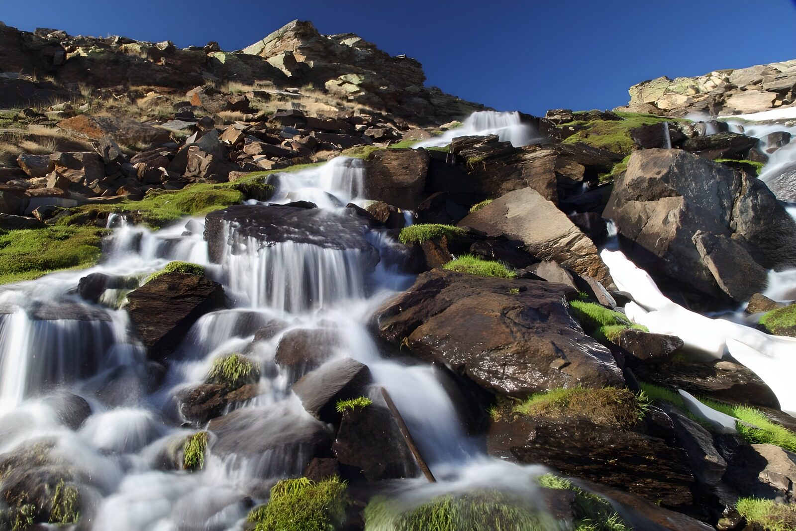 TPFR50253: Cascade lumineuse sur les rochers