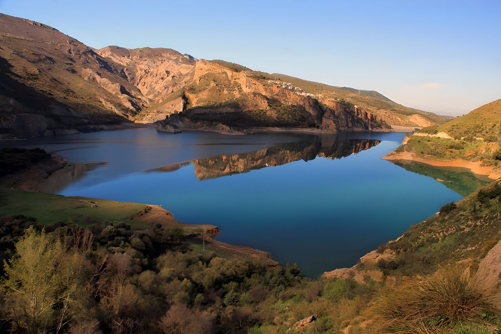 TPFR82031: Lac paisible entouré de montagnes
