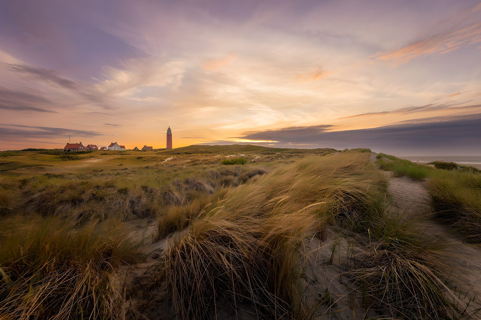 TPFR53973: : Lever de soleil sur le phare côtier