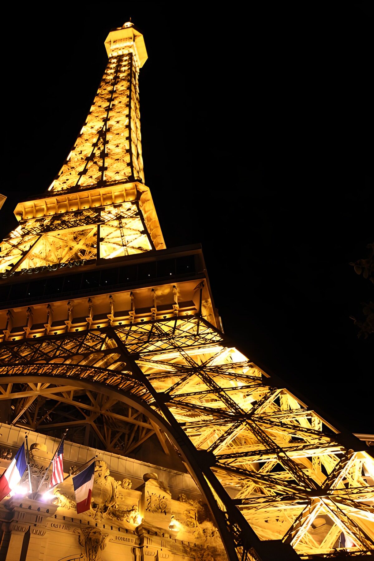 TPFR74078: La Tour Eiffel illuminée la nuit