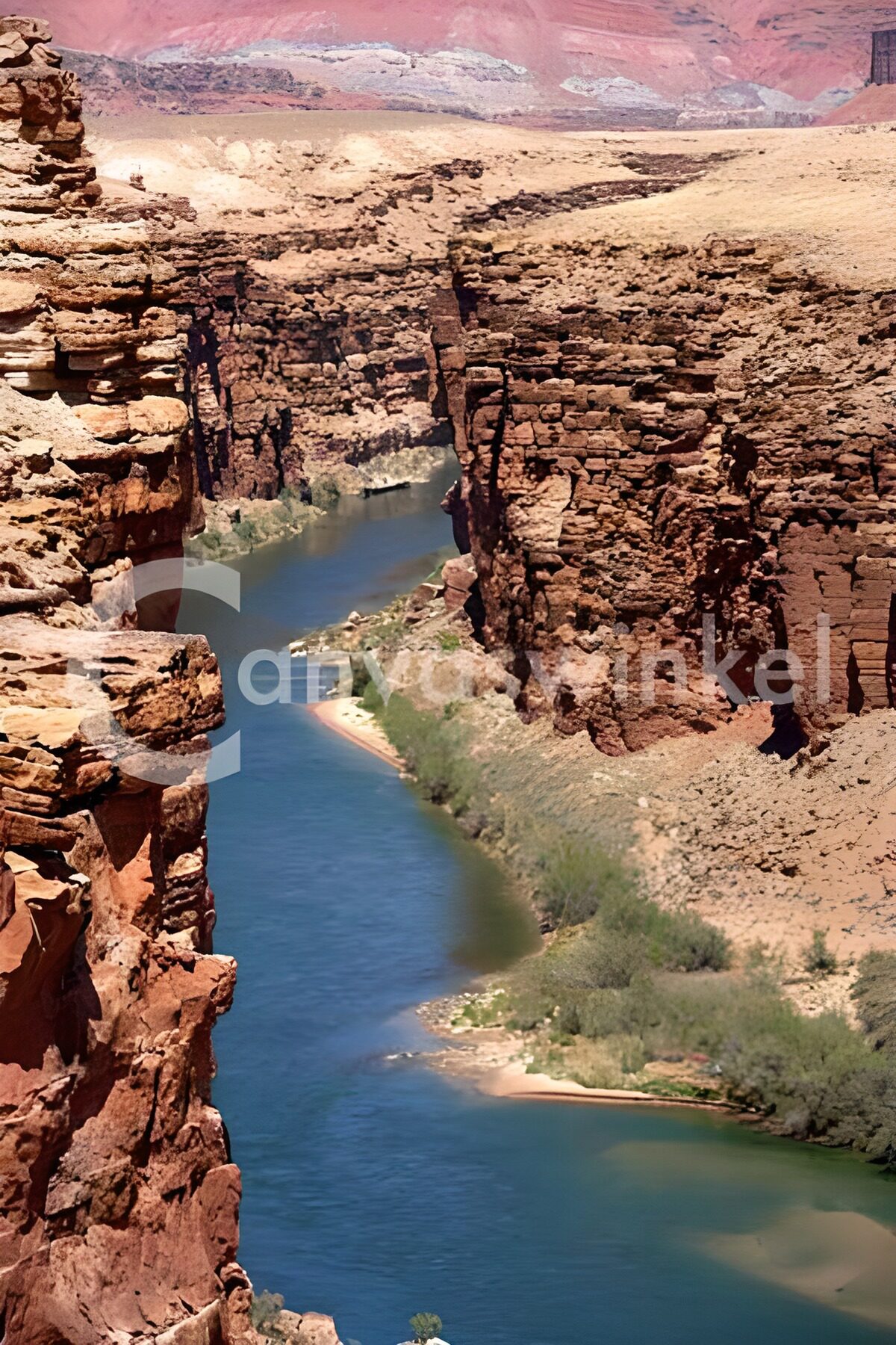 TPFR25105: Vue d'une rivière serpentant dans un canyon