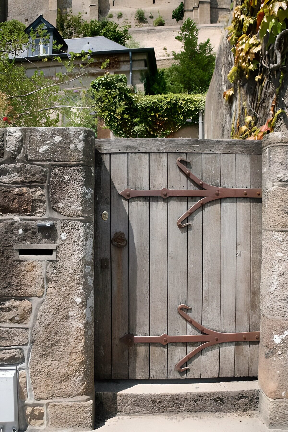 TPFR86091: Solide porte en bois ornée d'éléments métalliques en France