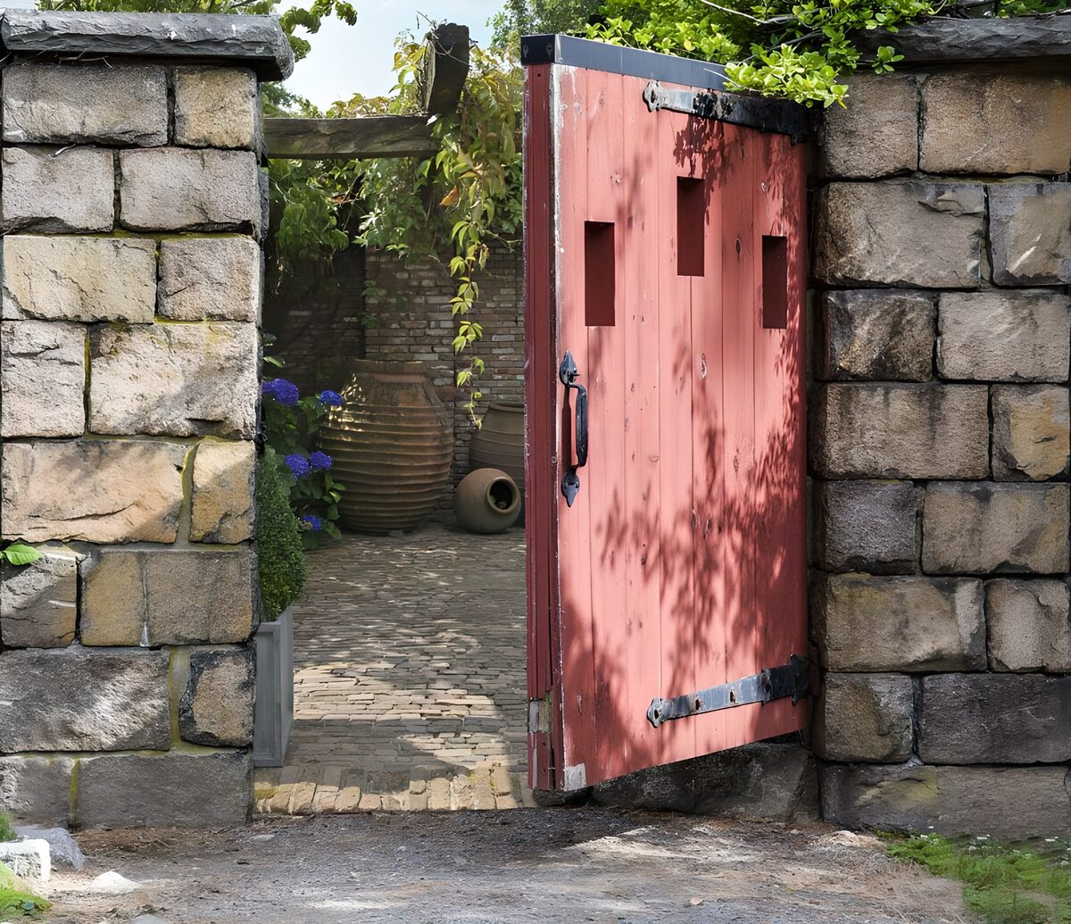 TPFR87308: Portail rouge vers un jardin secret