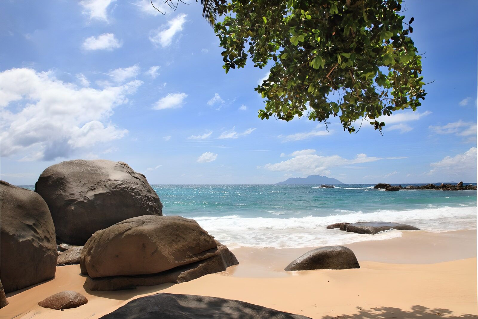 TPFR60952: Plage paisible sous un ciel bleu