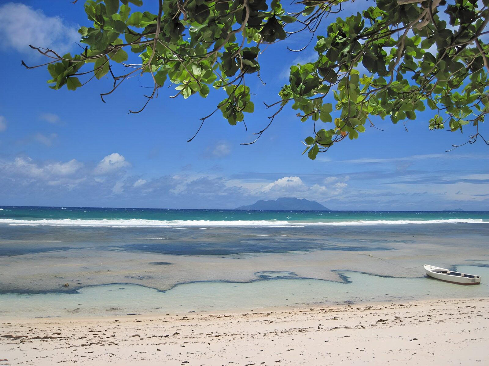 TPFR65192: Plage tranquille sous le ciel bleu