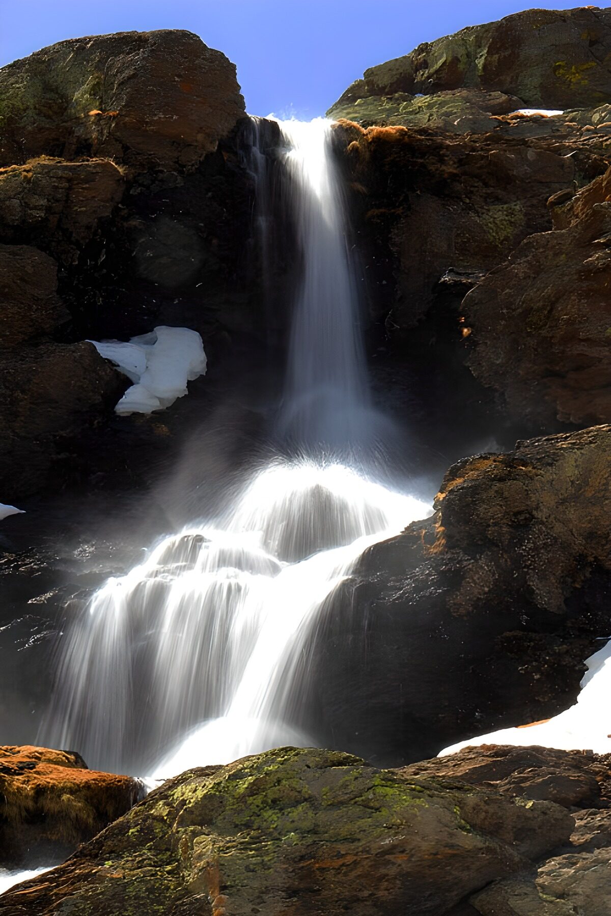 TPFR63767: Cascade majestueuse des montagnes