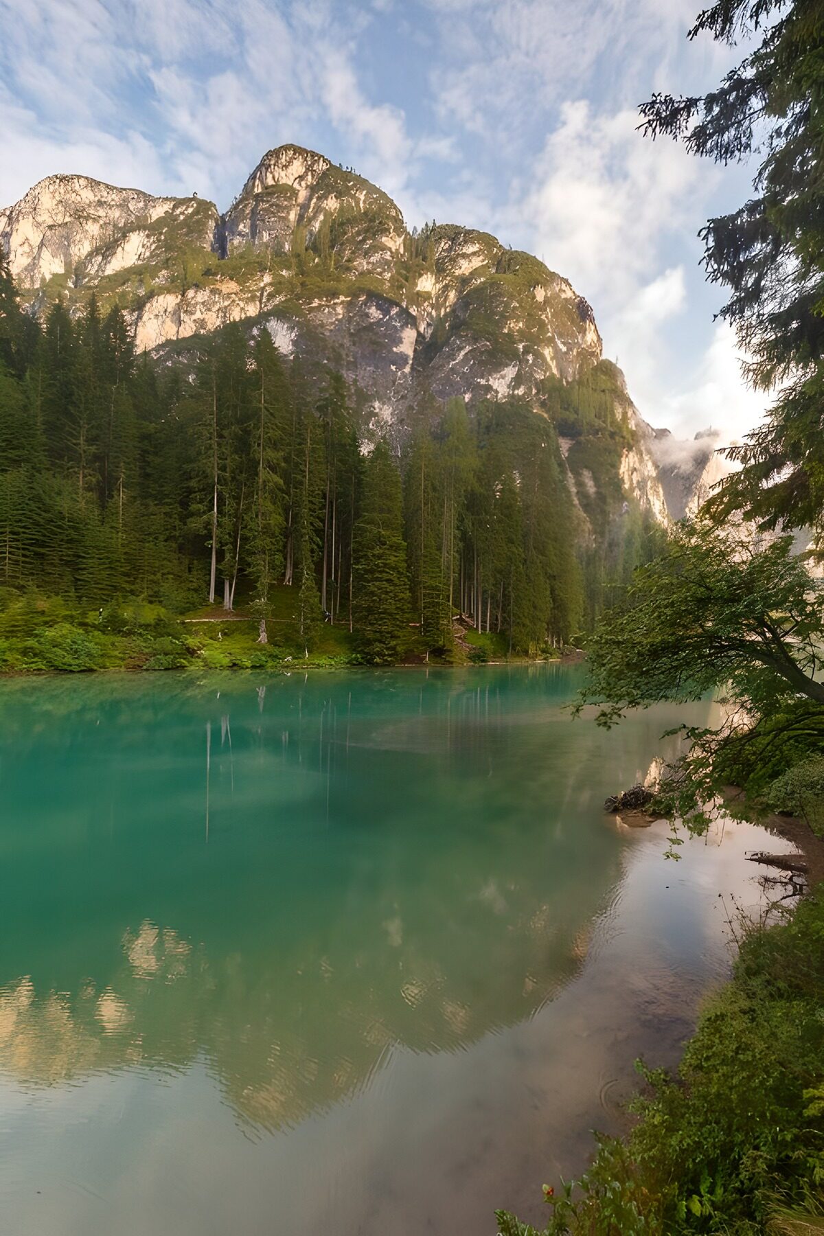 Lac émeraude entouré de montagnes