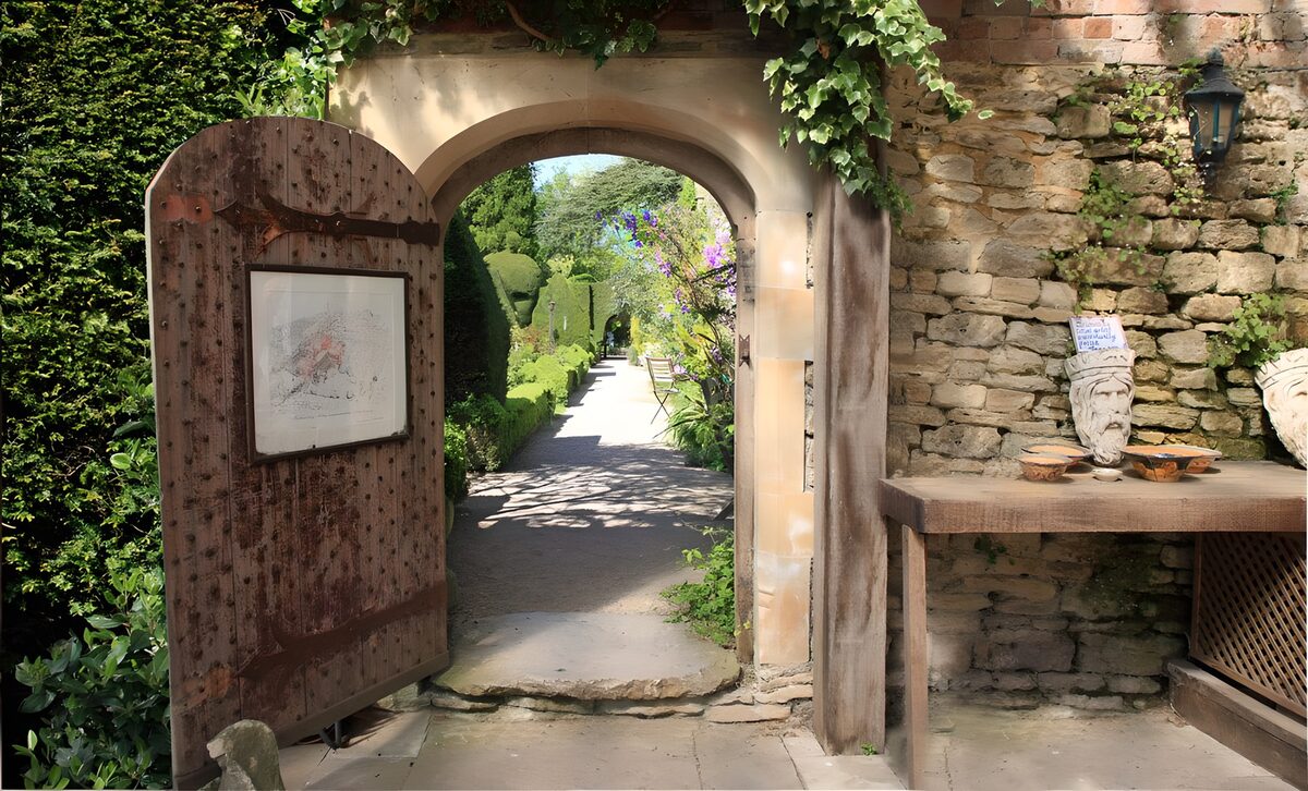 TPFR90620: Une porte vers le jardin secret