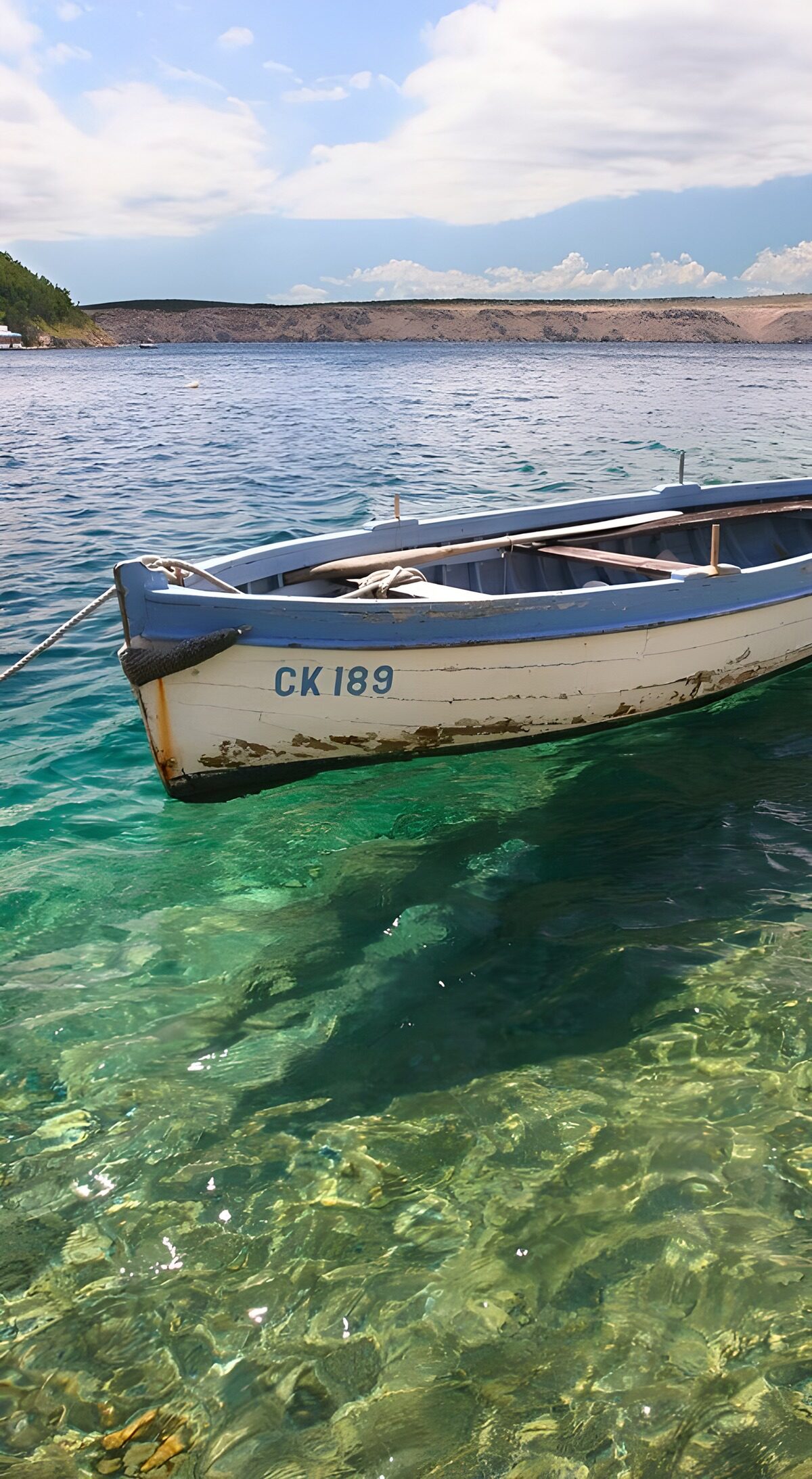 TPFR47747: Bateau sur une eau cristalline