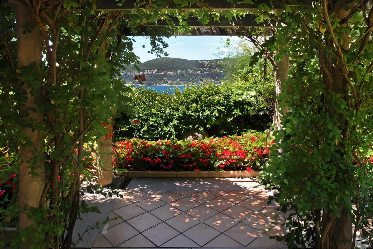 TPFR90934: Vue magnifique sur le jardin fleuri