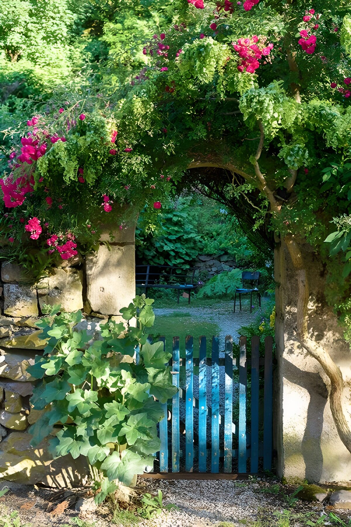 TPFR18019: Portail fleuri vers un jardin secret