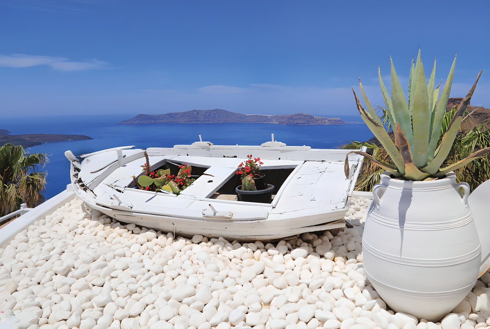 TPFR50543: Bateau décoratif avec fleurs à Santorin