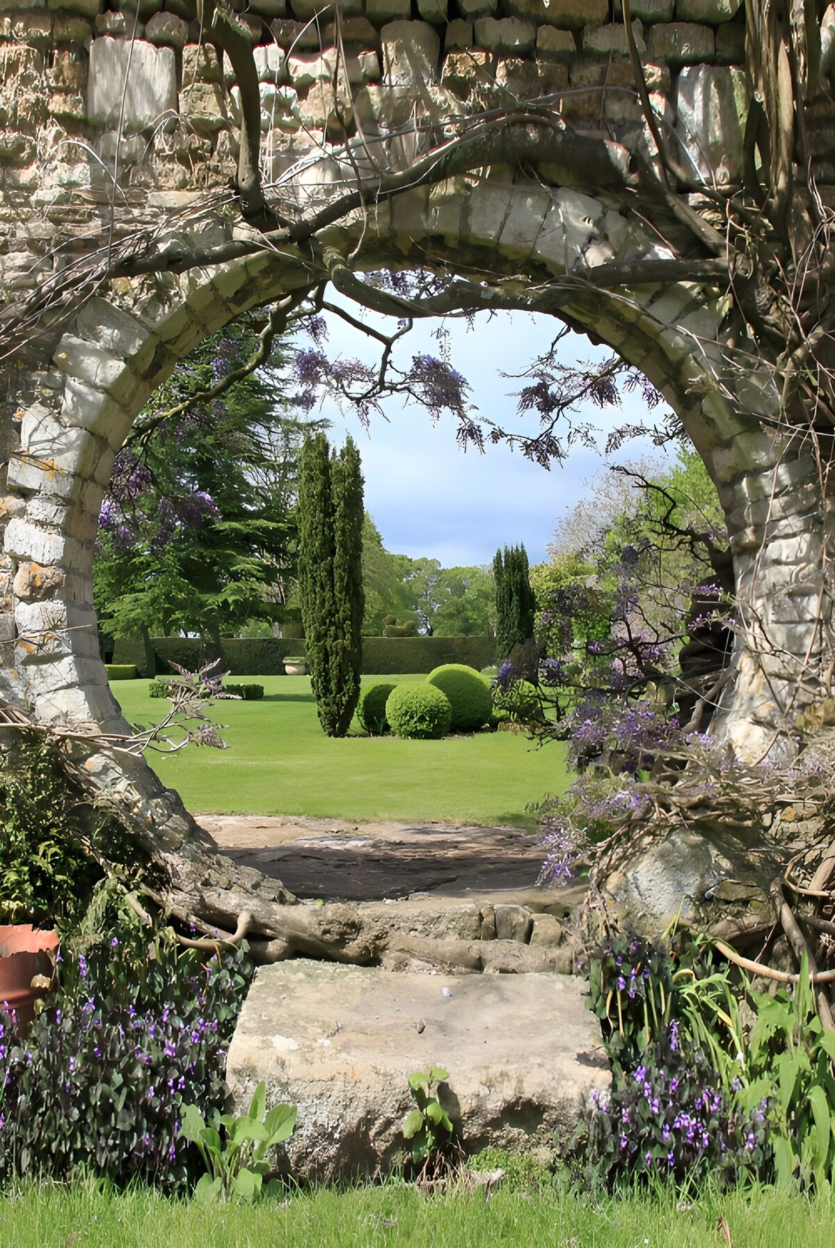 TPFR41063: La vue paisible à travers l'arc