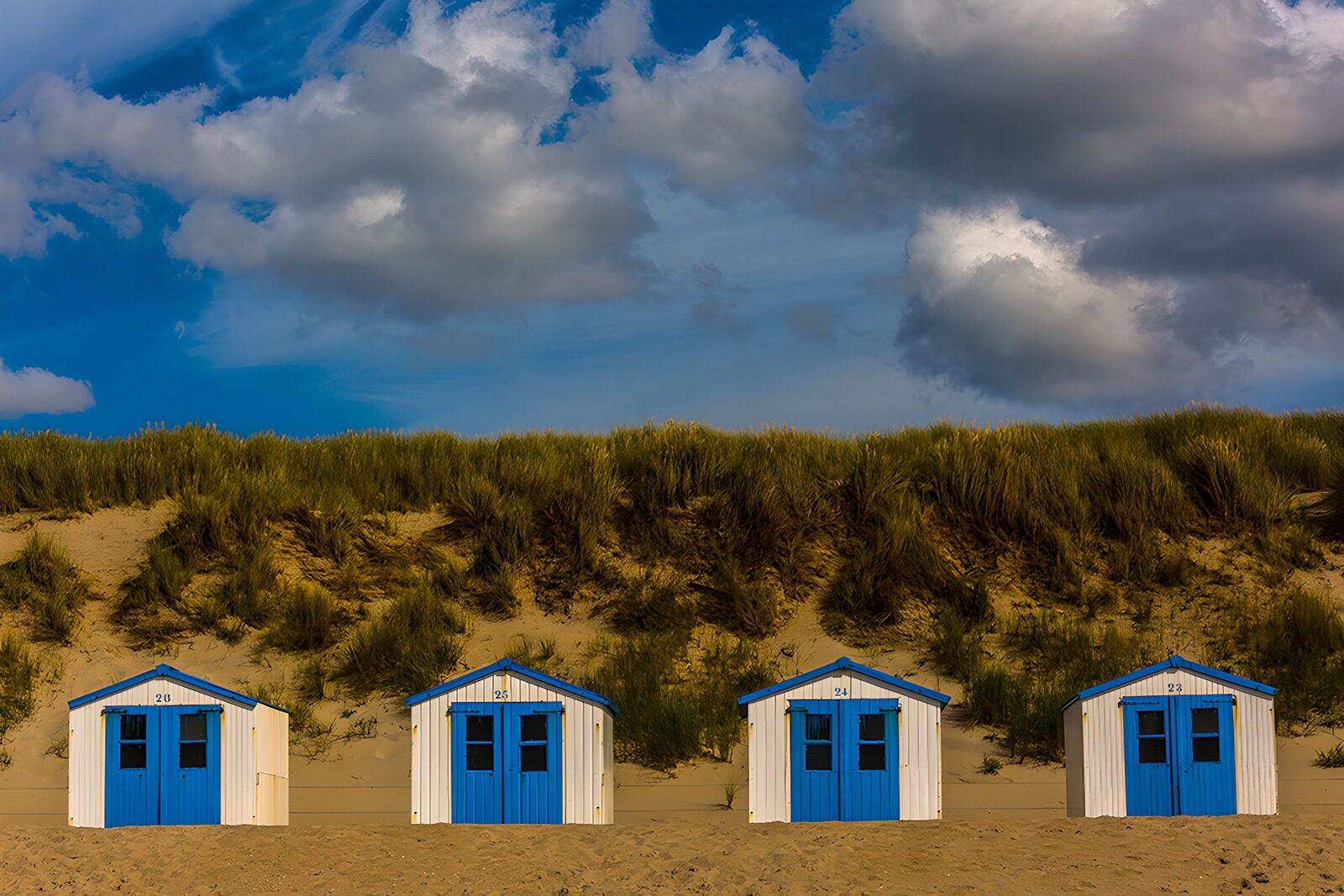 TPFR44418: Bungalows colorés sur la plage