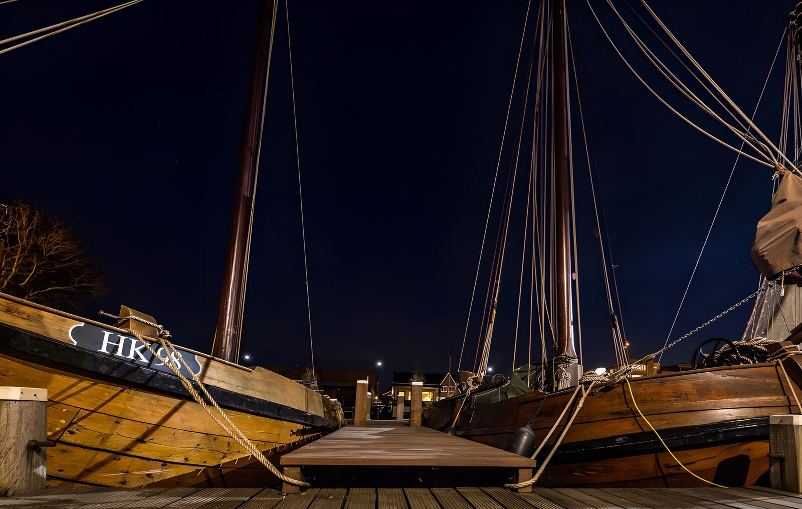TPFR29425: Bateaux amarrés sous les étoiles