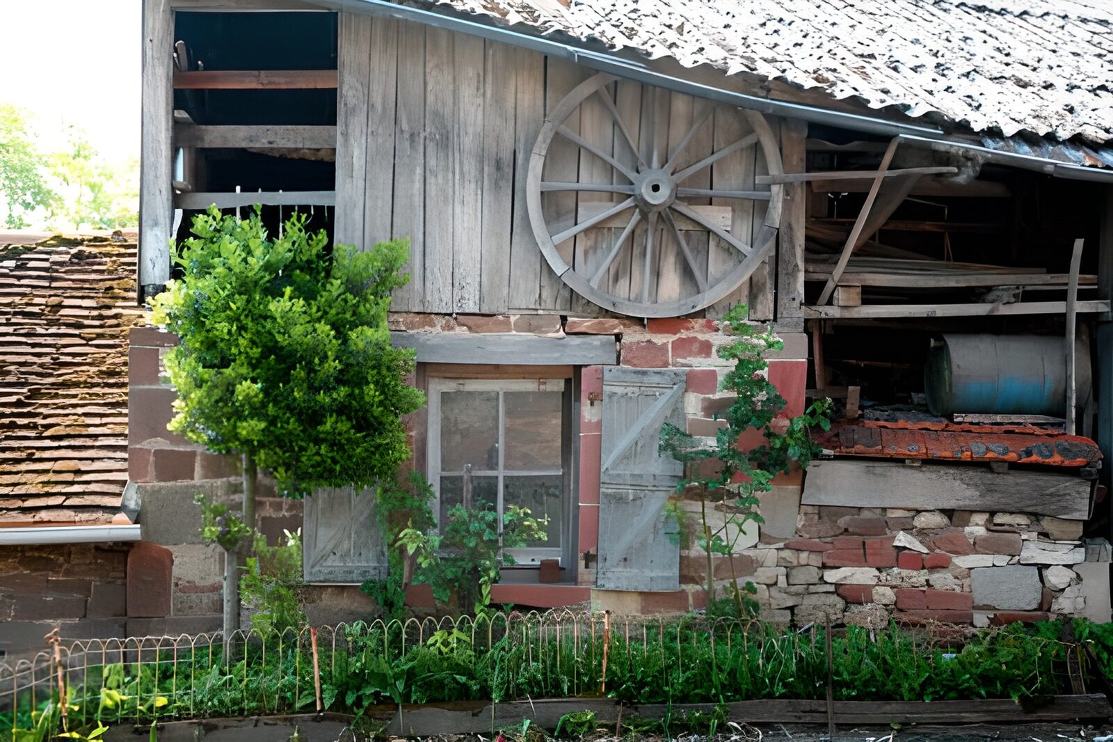 TPFR18854: Vieille ferme française avec volets et roue accrochée en façade version 2