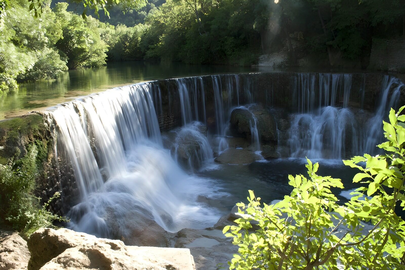 TPFR47970: Cascade paisible au bord de l'eau
