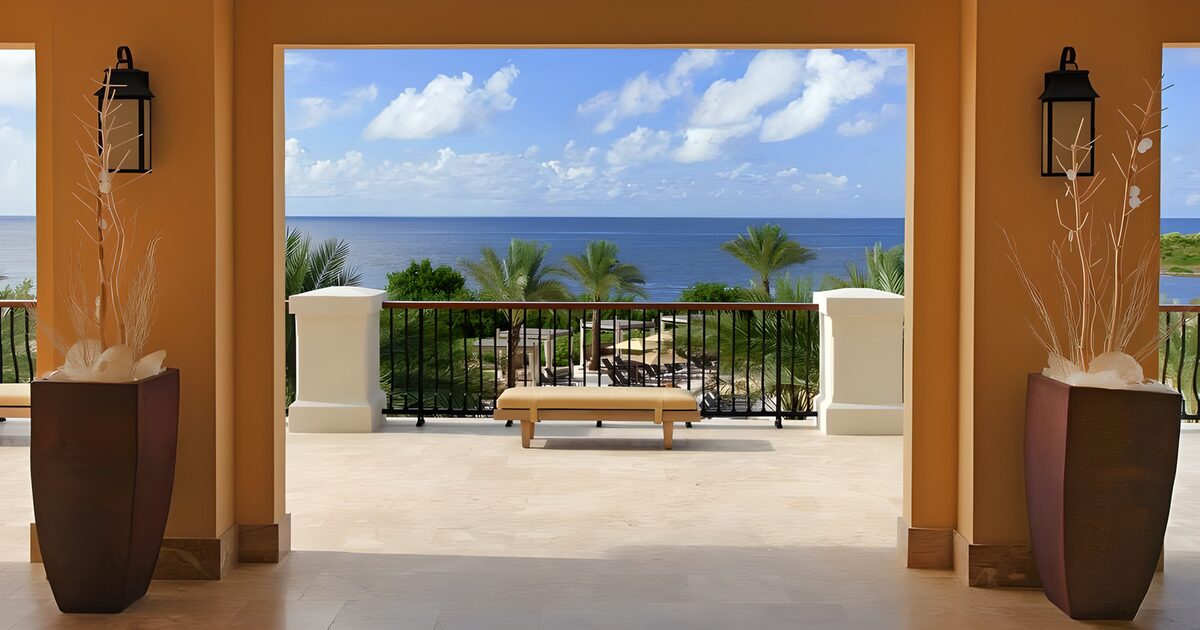 Vue sur la mer des Caraïbes et des palmiers depuis un hôtel