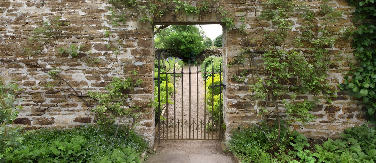 TPFR29256: Porte rustique au jardin