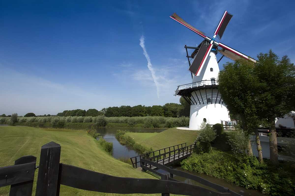 TPFR38392: Moulin traditionnel dans un paysage verdoyant