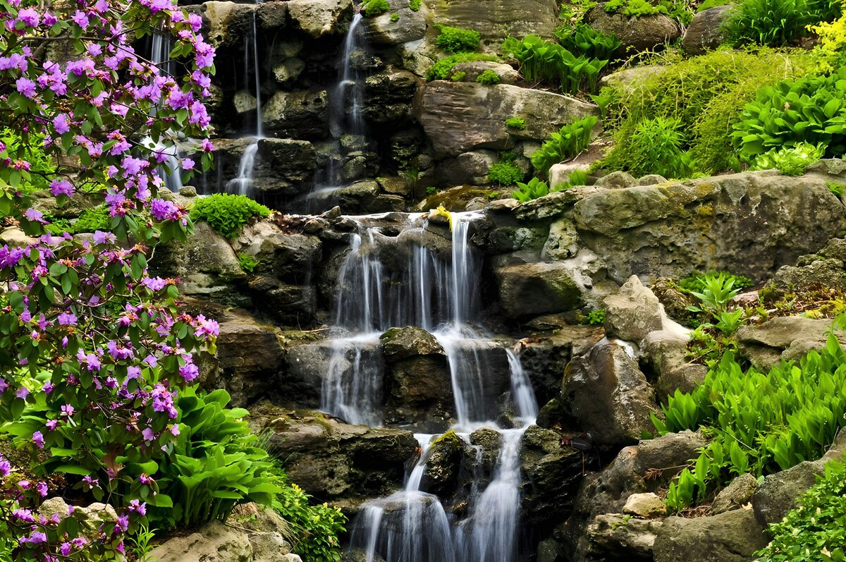 Cascade paisible dans un jardin fleuri
