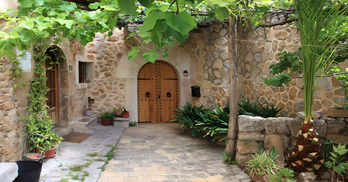 Entrée charmante d'une maison en pierre