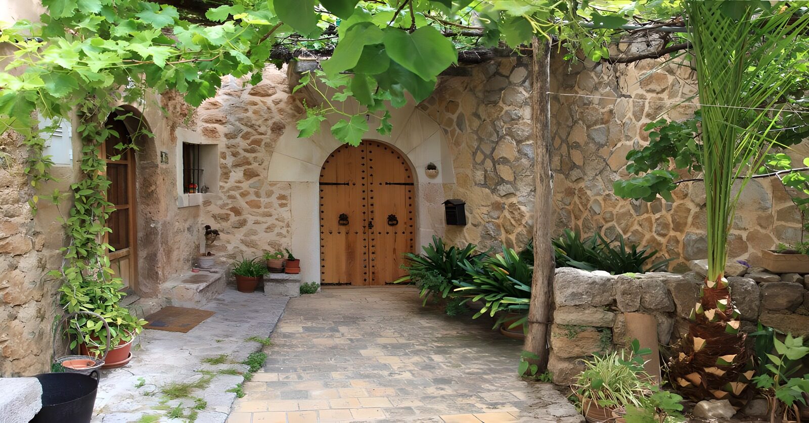 TPFR90093: Entrée charmante d'une maison en pierre