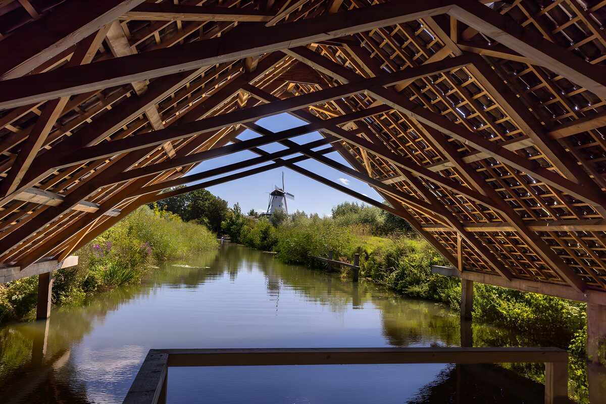 Vue d'un moulin à travers un abri