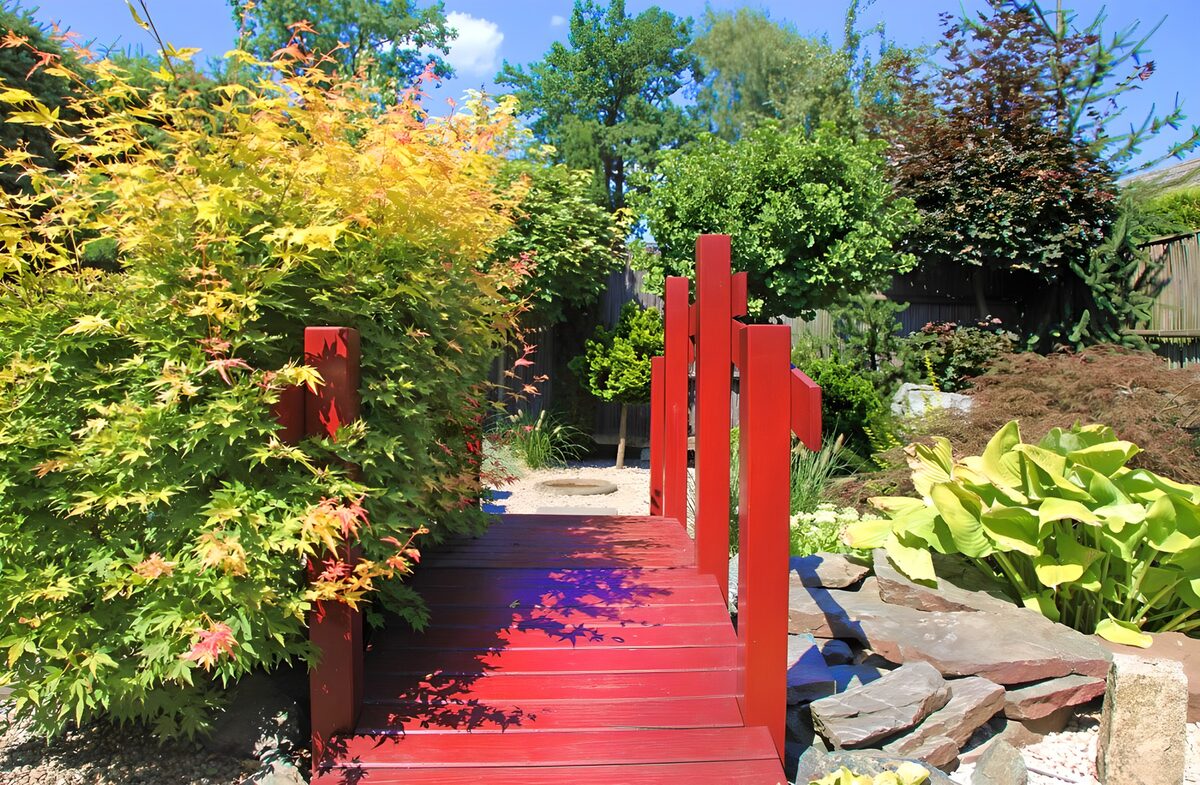 Pont rouge dans un jardin lumineux