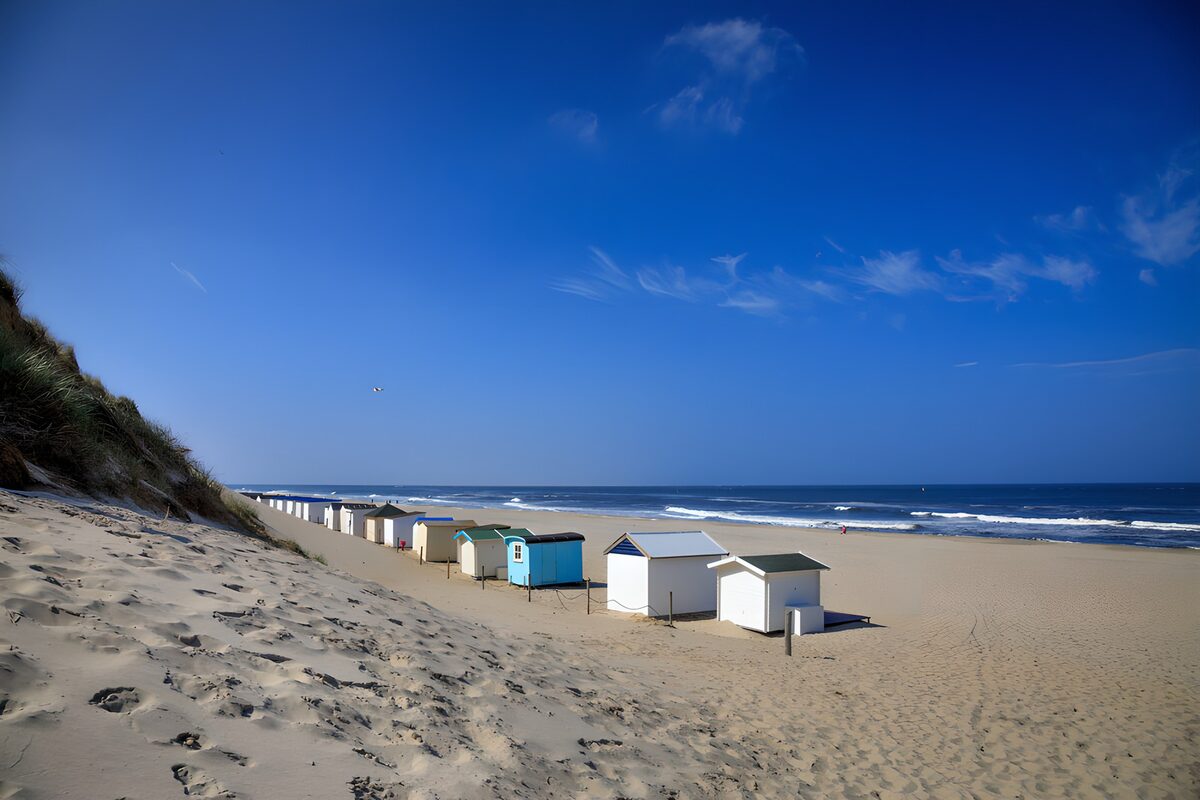 TPFR47046: Cabines de plage au bord de la mer