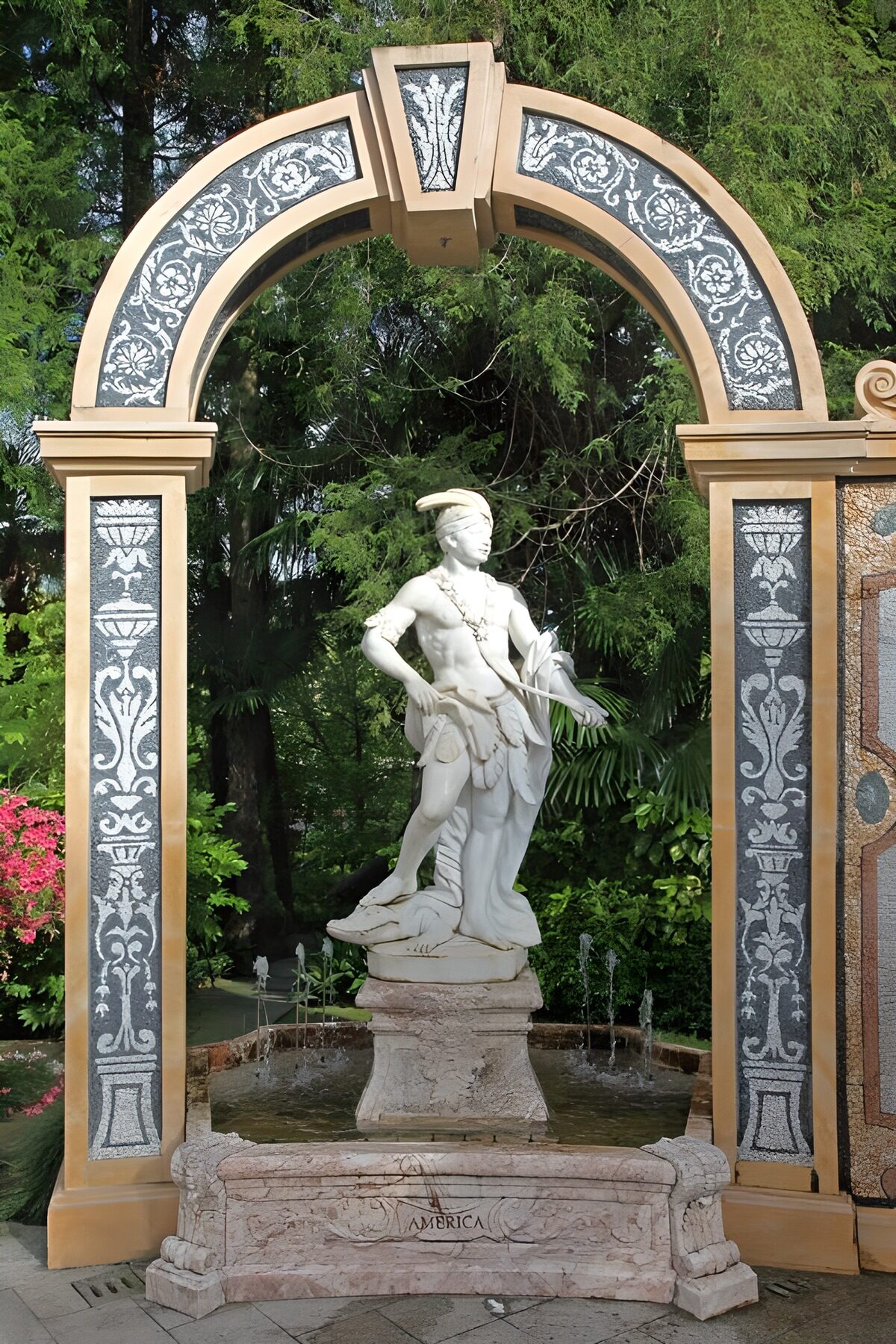 TPFR59412: Sculpture d'Amérique sous un arc