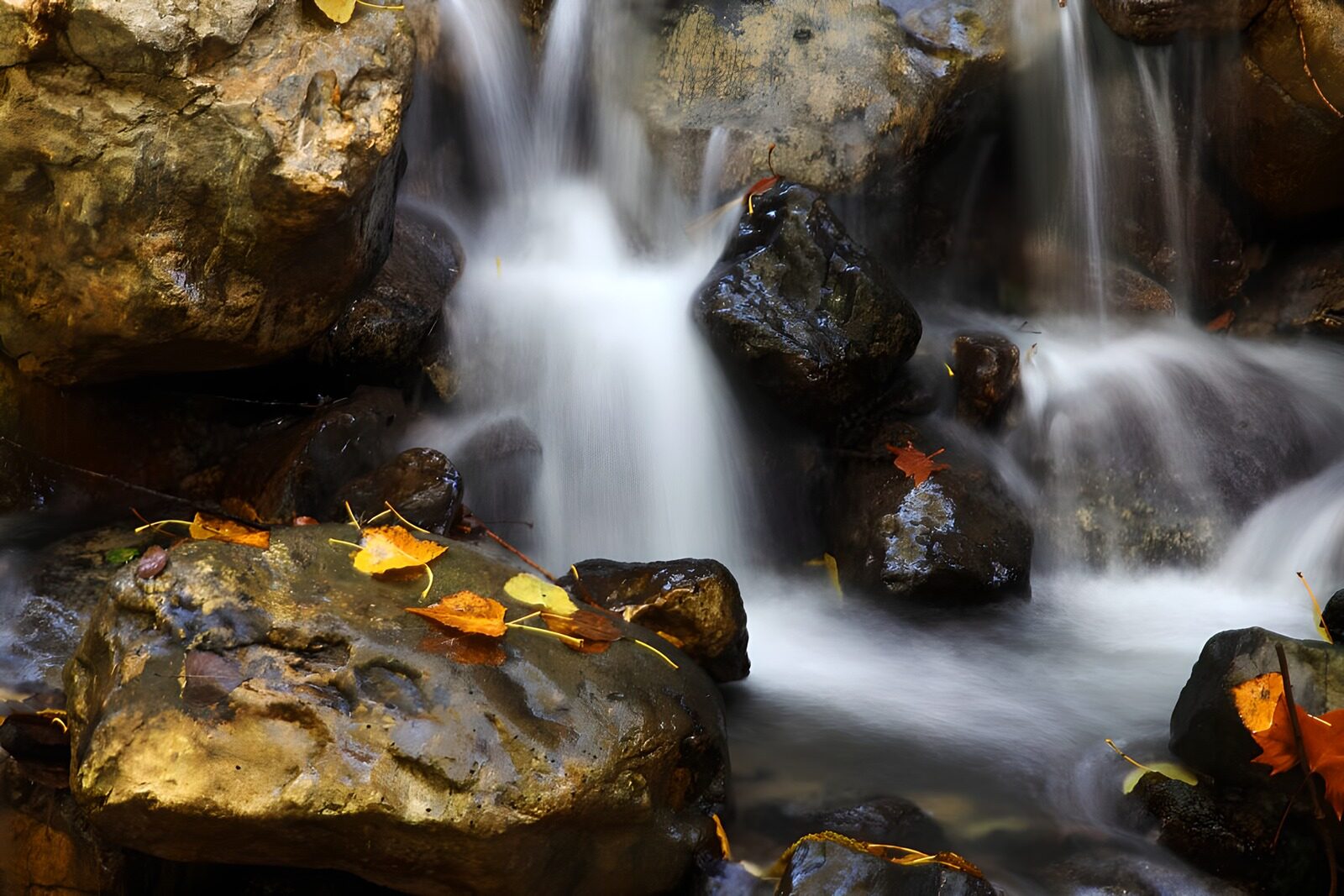TPFR85950: : Chute d'eau paisible et pierres lisses