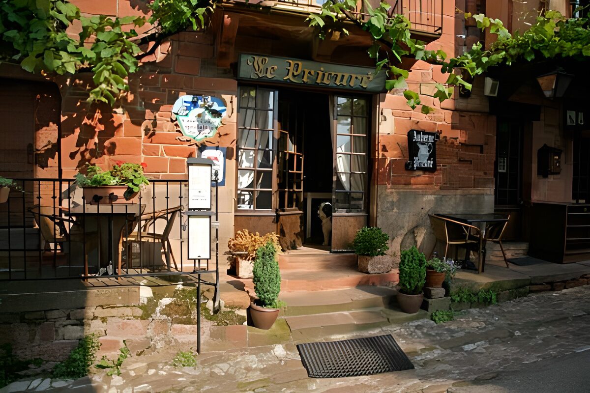 Restaurant français dans une bâtisse médiévale et terrasse