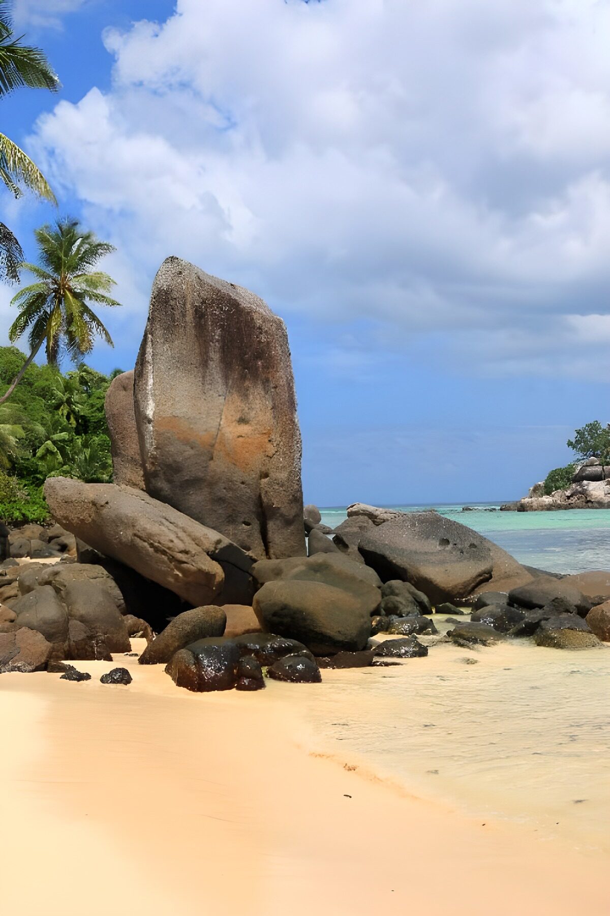 TPFR47292: Plage tranquille avec rochers majestueux