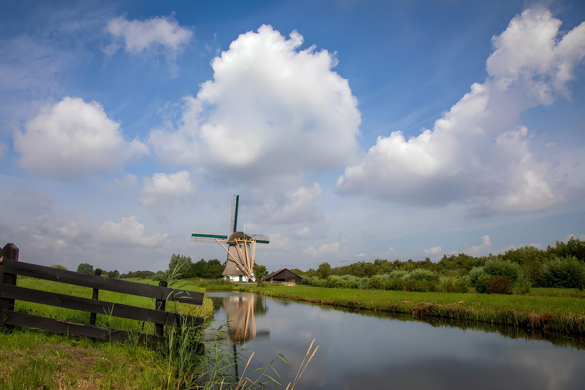 TPFR86094: Bâtiment traditionnel avec moulin à vent