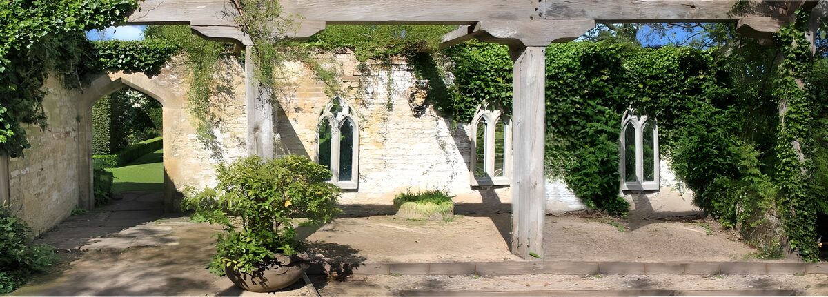 Ruines verdoyantes et charme ancien