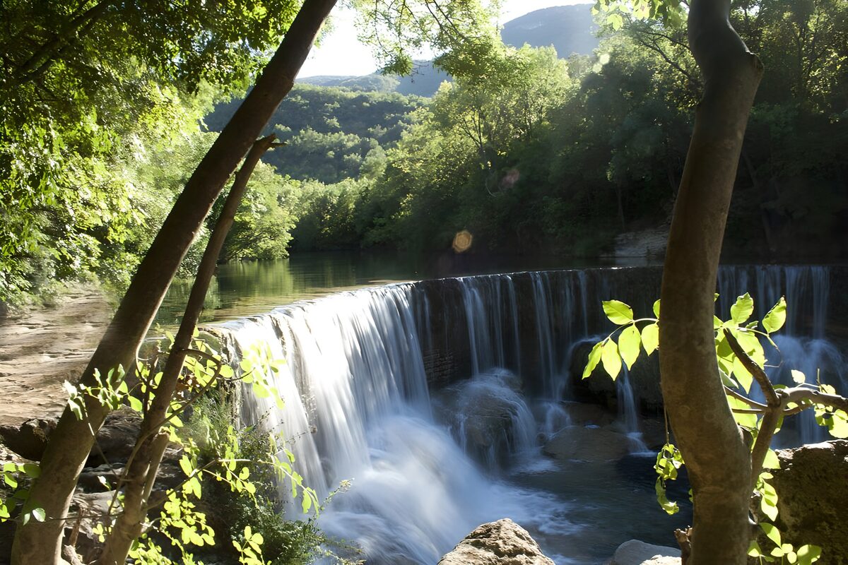 TPFR28782: Cascade tranquille au cœur de la nature