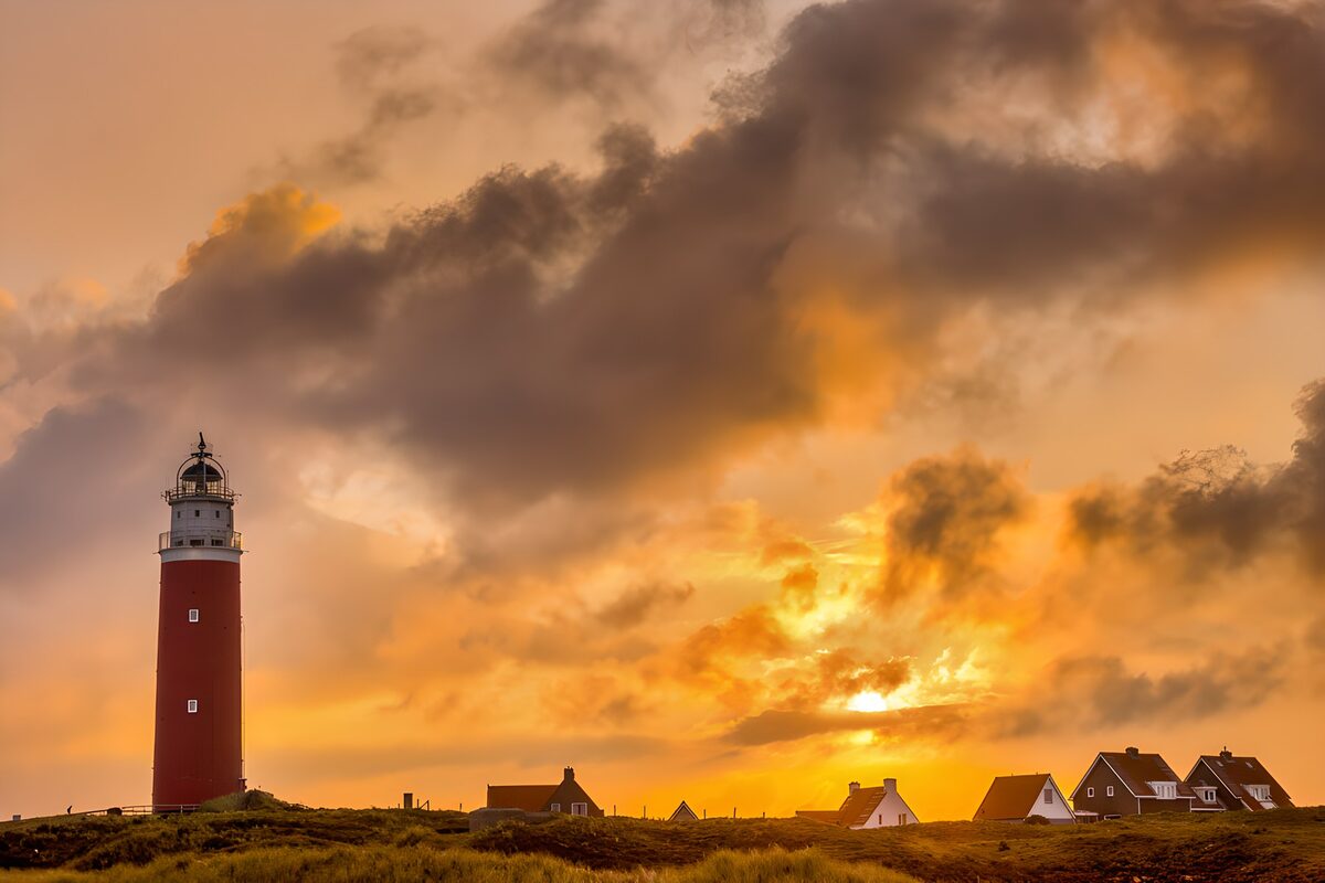 TPFR28421: Coucher de soleil derrière le phare