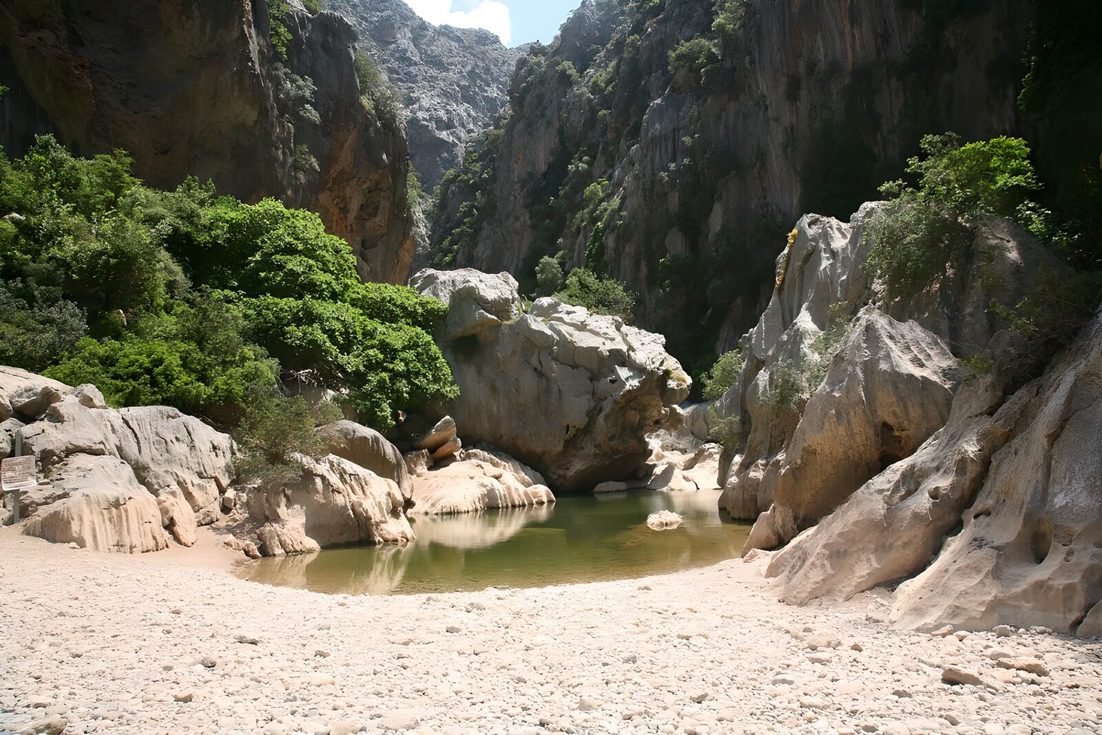 TPFR70007: Pièce d'eau encadrée de roches version 3
