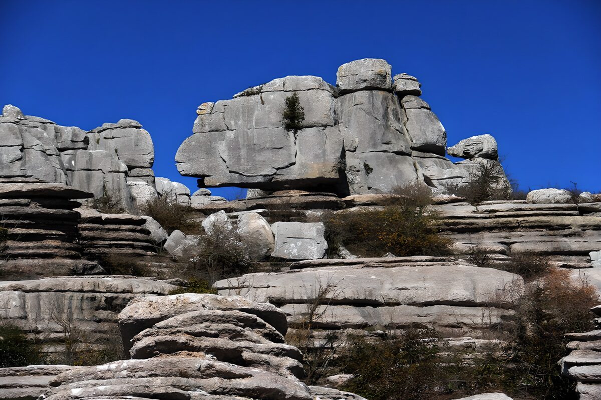 TPFR30545: Rochers majestueux sous un ciel bleu
